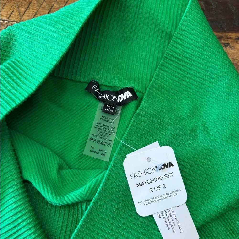 Fashion Nova Green Sports Bra and Shorts Set - Picture 4 of 7